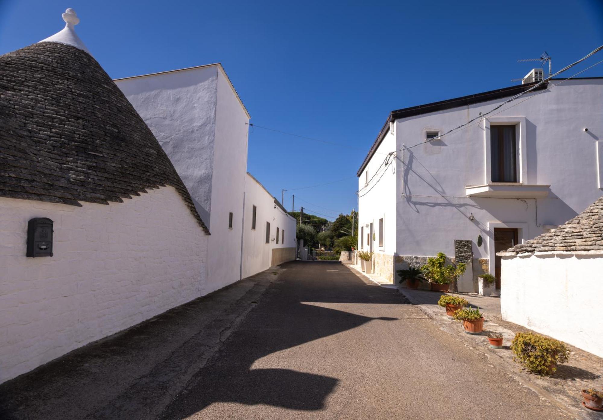 Villa With Trullo And Pool, Alberobello Bagian luar foto